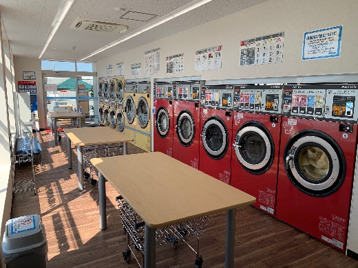 明るく広々した店内　　　　　　作業台も広いので、洗濯後はゆっくり畳むことが可能です！